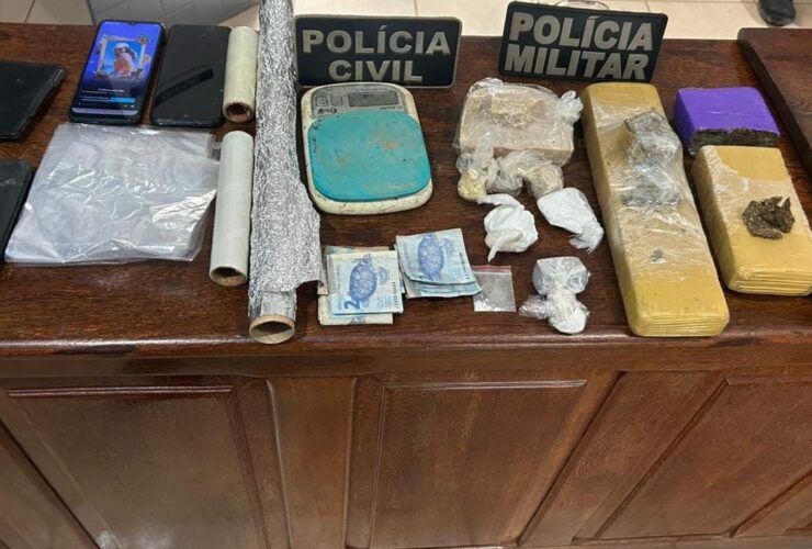 itens apreendidos com os suspeitos: celulares, drogas