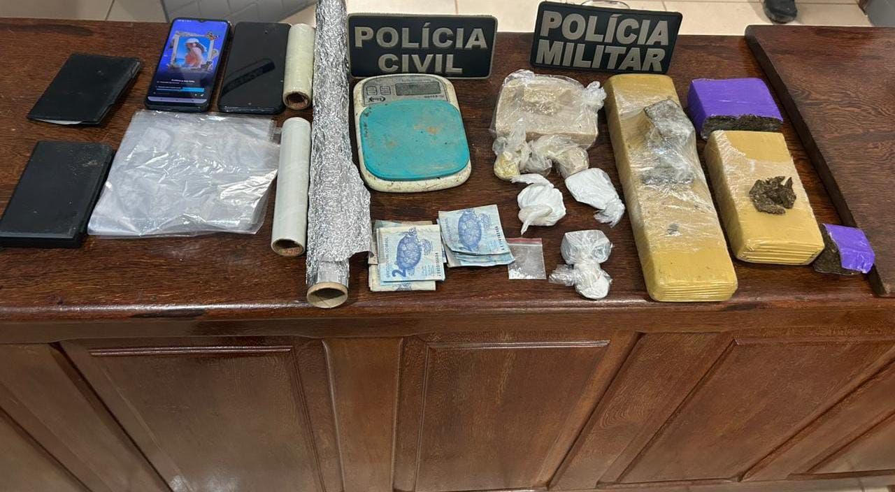 itens apreendidos com os suspeitos: celulares, drogas