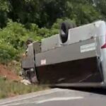 Van capotada na estrada