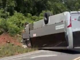 Van capotada na estrada