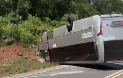 Van capotada na estrada