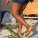 Homem caído ao chão depois de levar tiros. Mulher em pé olhando ele caído