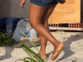 Homem caído ao chão depois de levar tiros. Mulher em pé olhando ele caído