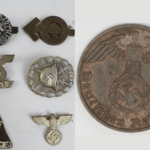 A imagem mostra broches e moedas da época do governo nazista