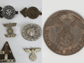 A imagem mostra broches e moedas da época do governo nazista