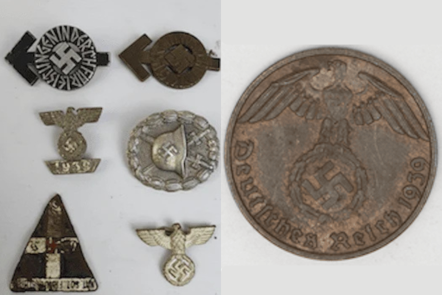 A imagem mostra broches e moedas da época do governo nazista