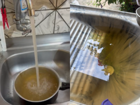 Duas fotos mostram água suja saíndo de torneiras. Uma da cozinha, em uma panela; a outra na pia do tanquinho, onde se lava roupa.