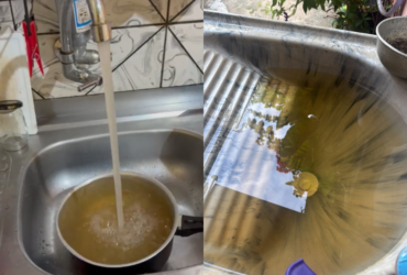 Duas fotos mostram água suja saíndo de torneiras. Uma da cozinha, em uma panela; a outra na pia do tanquinho, onde se lava roupa.