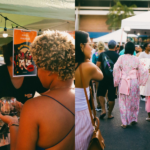 Duas imagens mostram a movimentação da feira japa, com venda de comidas típicas e pessoas utilizando trajes tradicionais.