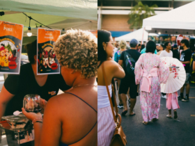 Duas imagens mostram a movimentação da feira japa, com venda de comidas típicas e pessoas utilizando trajes tradicionais.