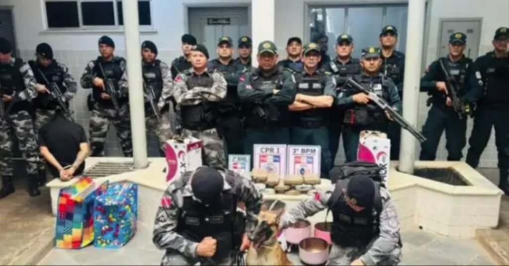 Policiais militares em pose para fotografar maconha apreendida