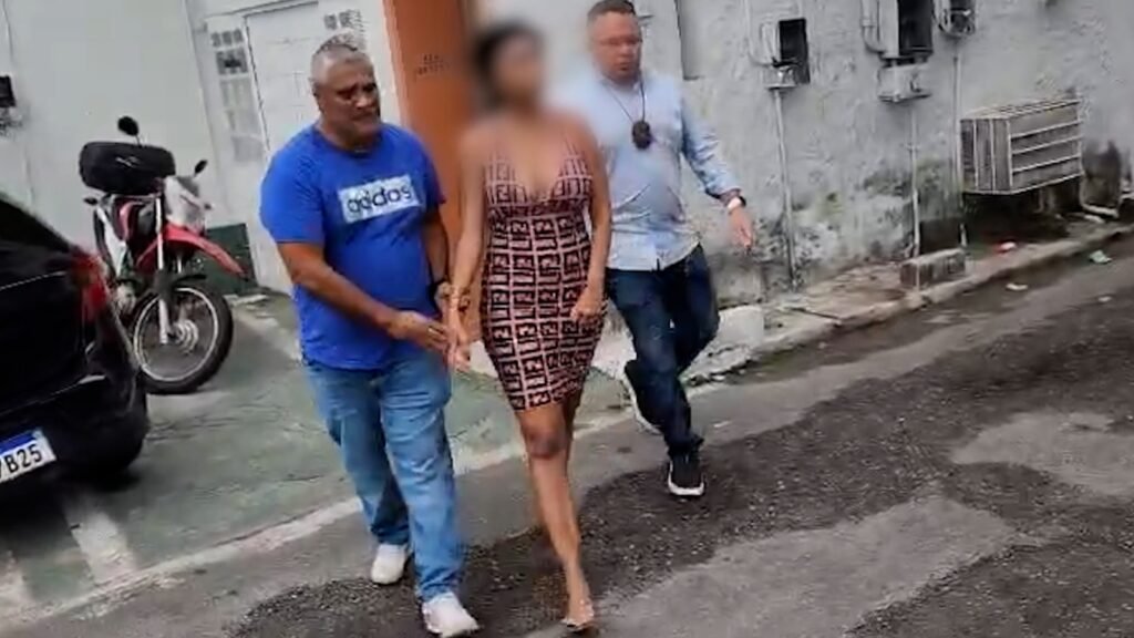 mulher sendo preso e levada pelos policiais