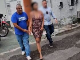mulher sendo preso e levada pelos policiais