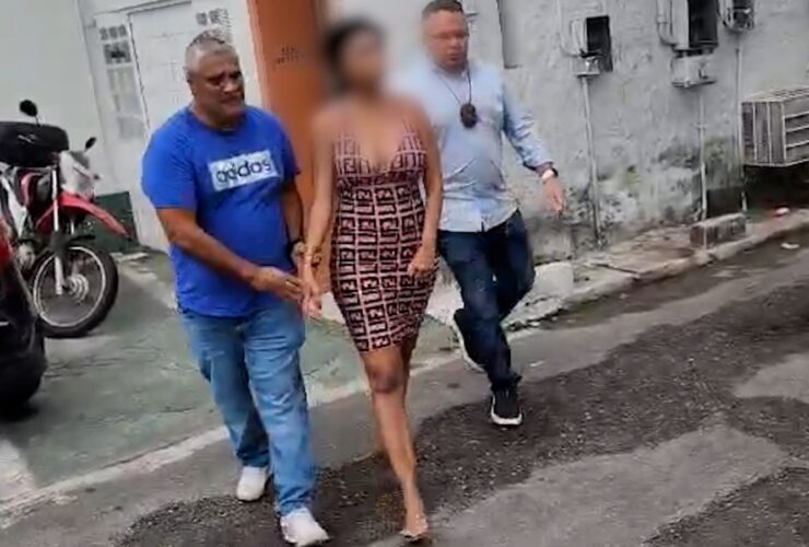 mulher sendo preso e levada pelos policiais