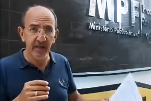 Na imagem aparece Arnaldo Jordy em frente ao prédio do MPF