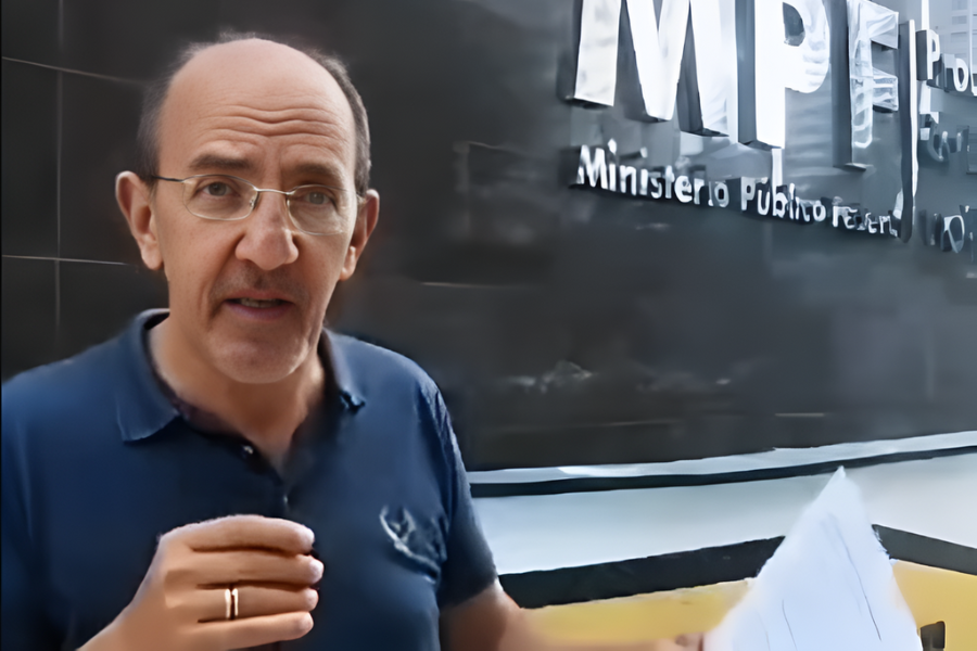 Na imagem aparece Arnaldo Jordy em frente ao prédio do MPF