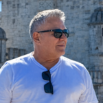 Na foto, aparece o artista plástico paraense Ruma.