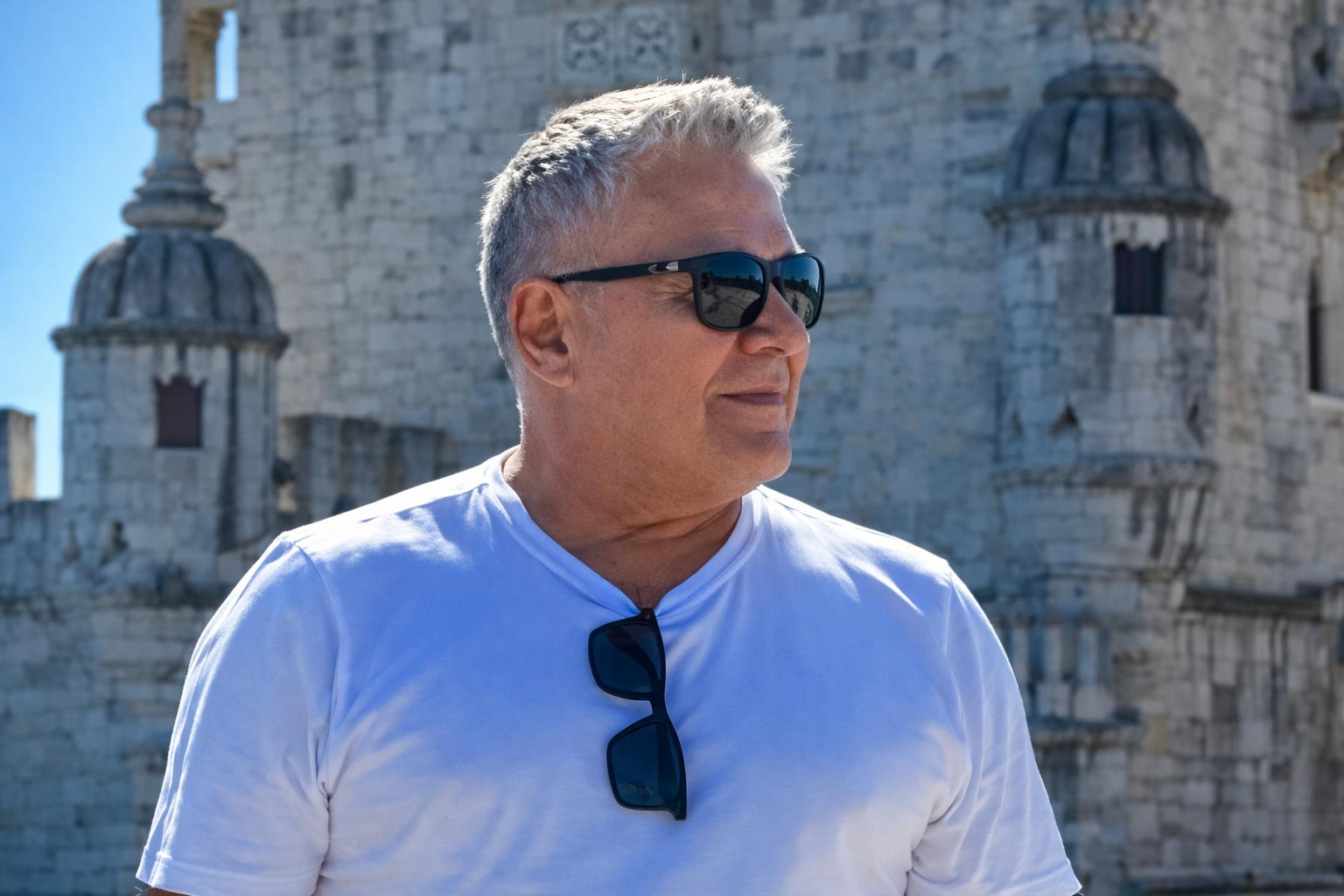 Na foto, aparece o artista plástico paraense Ruma.