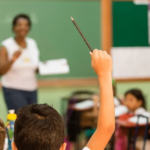 Alunos e professora em sala de aula