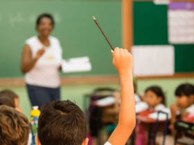 Alunos e professora em sala de aula