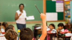 Alunos e professora em sala de aula