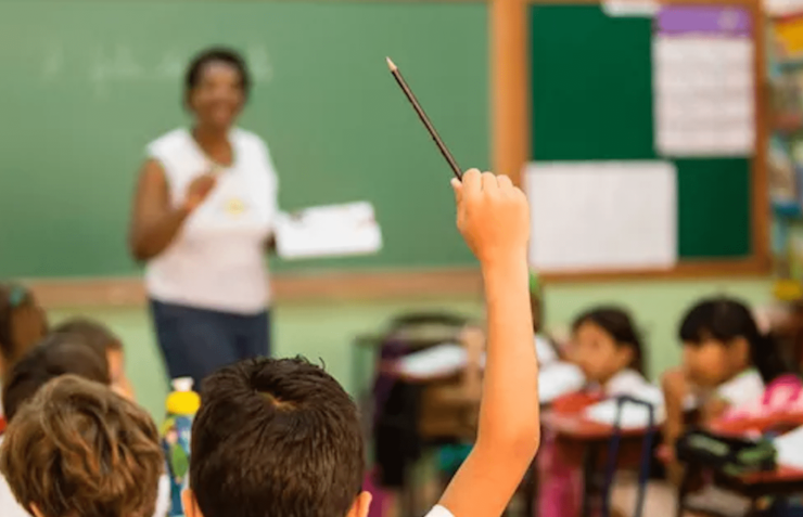 Alunos e professora em sala de aula