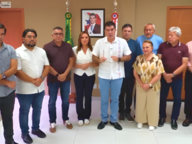 Na imagem aparecem o governador Helder e outros políticos.