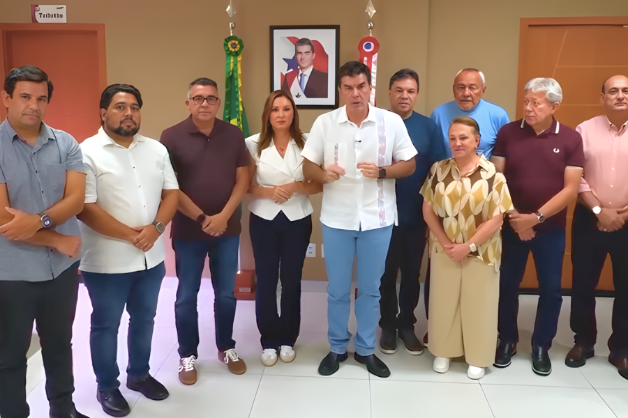 Na imagem aparecem o governador Helder e outros políticos.