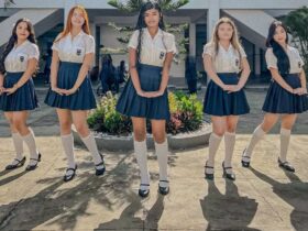 Alunas com o tradicional uniforme do Paes de Carvalho.