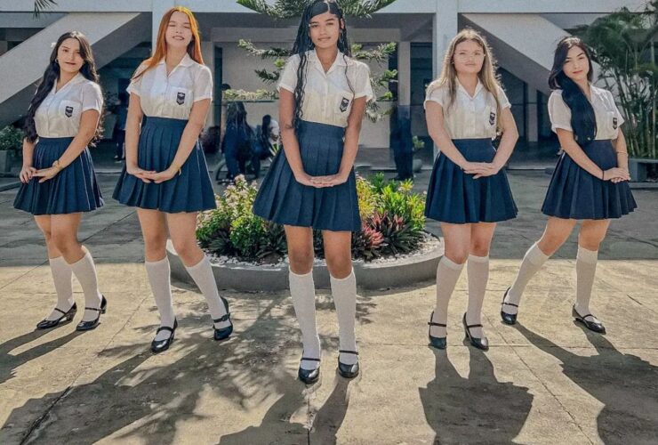 Alunas com o tradicional uniforme do Paes de Carvalho.