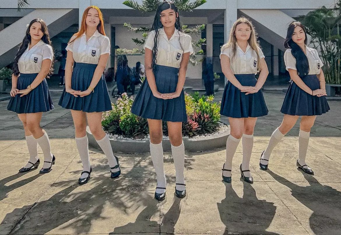 Alunas com o tradicional uniforme do Paes de Carvalho.