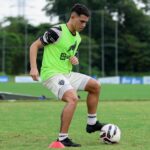 Jogador realiza treino físico no centro de treinamento do clube.