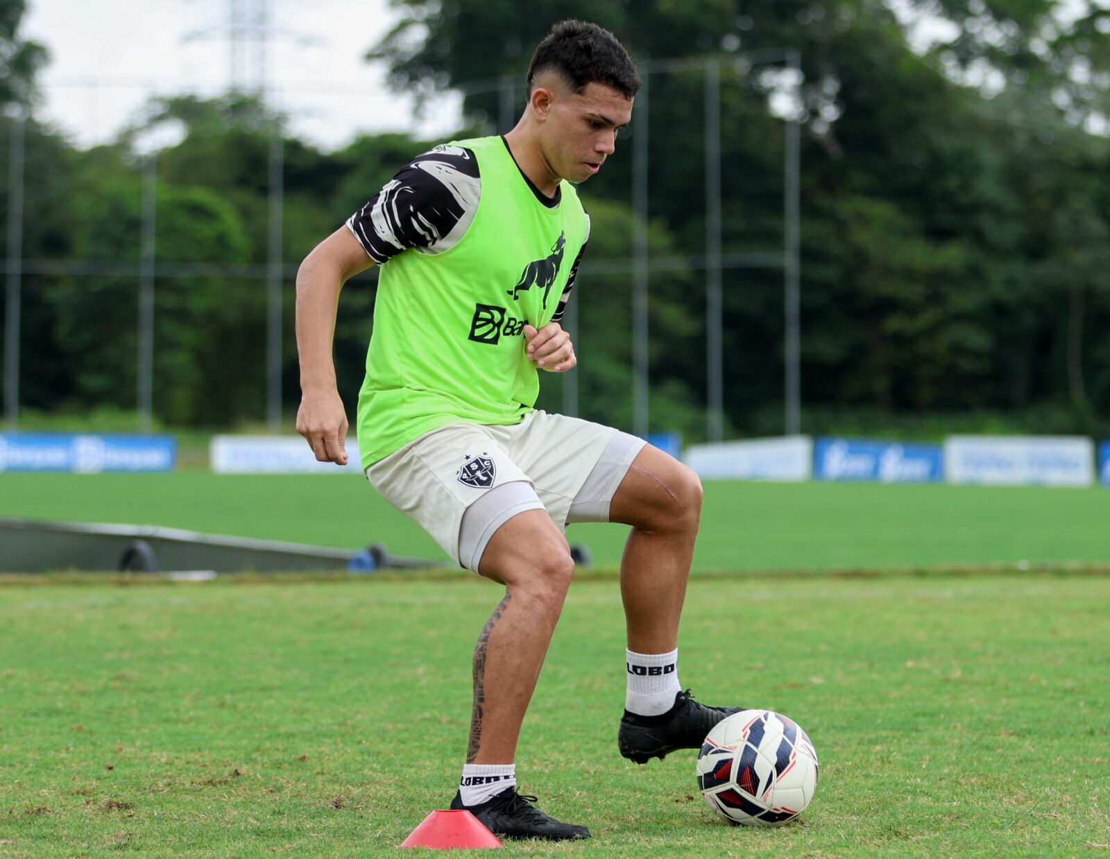 Jogador realiza treino físico no centro de treinamento do clube.