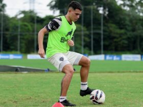 Jogador realiza treino físico no centro de treinamento do clube.