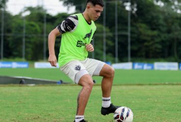 Jogador realiza treino físico no centro de treinamento do clube.