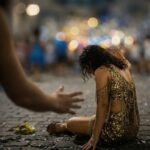 a imagem mostra uma mulher em estado de embriagues no carnaval; a foto tem um tom melancolico, como se a moça tivesse sido vítima de algum abuso