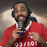 Humorista em vídeo para canal no YouTube usando fones de ouvido e segurando microfone, diante de cenário com fundo artificial que imita o céu.