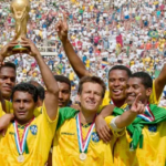 Seleção Brasileira comemora o quarto título de campeão mundial levantando a taça em 1994.