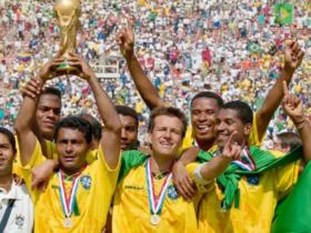 Seleção Brasileira comemora o quarto título de campeão mundial levantando a taça em 1994.