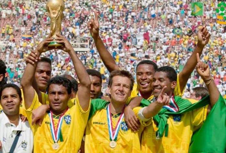 Seleção Brasileira comemora o quarto título de campeão mundial levantando a taça em 1994.