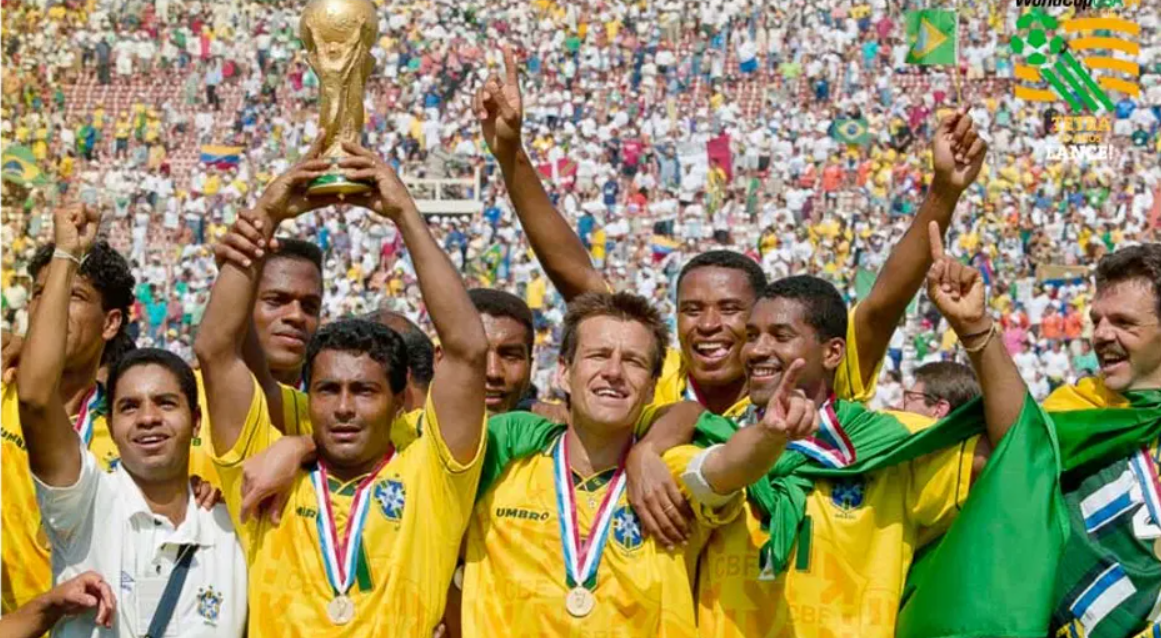 Seleção Brasileira comemora o quarto título de campeão mundial levantando a taça em 1994.