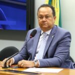 Na imagem, o deputado Silas Câmara sentado com os brços apoiados em um mesa durante uma sessão na câmara