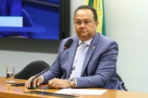 Na imagem, o deputado Silas Câmara sentado com os brços apoiados em um mesa durante uma sessão na câmara