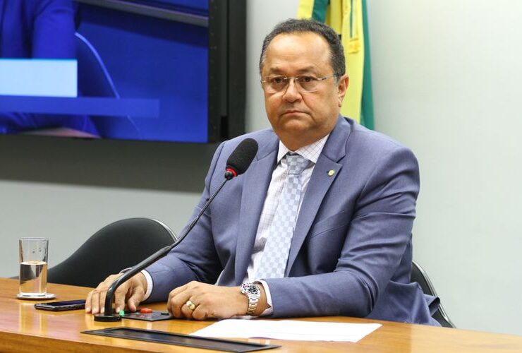 Na imagem, o deputado Silas Câmara sentado com os brços apoiados em um mesa durante uma sessão na câmara