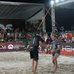 ogadores de beach tennis comemoram ponto na areia durante partida