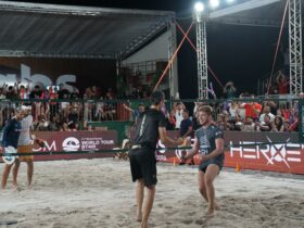 ogadores de beach tennis comemoram ponto na areia durante partida