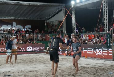 ogadores de beach tennis comemoram ponto na areia durante partida