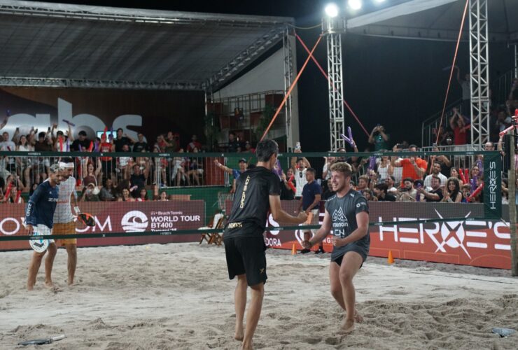 ogadores de beach tennis comemoram ponto na areia durante partida
