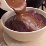 Tigeçla branca com açaí e chocolate sendo derramado por cima