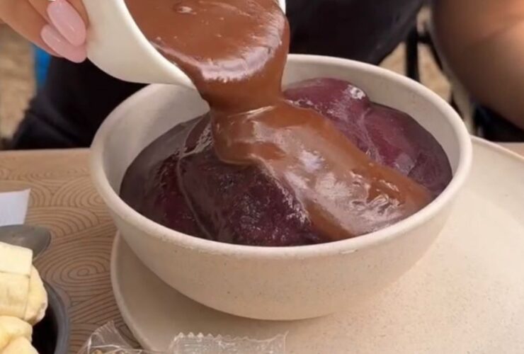 Tigeçla branca com açaí e chocolate sendo derramado por cima